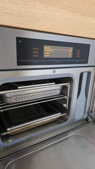 Es un horno de vapor Miele con función de horno