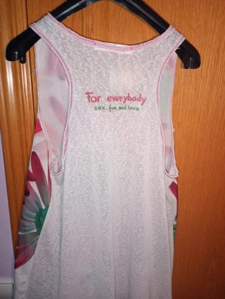 Camiseta floral sin mangas
