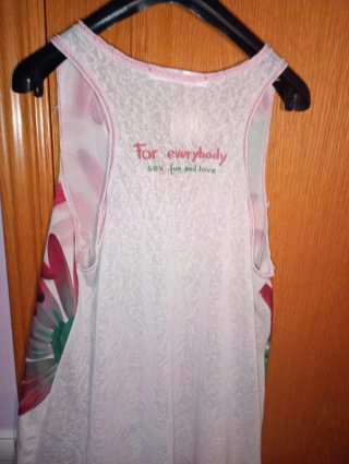 Camiseta floral sin mangas