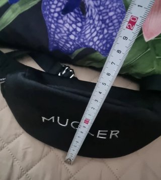 Bolso Riñonera Mugler Negro Minimalista