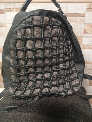 Bolso o mochila negro y gris