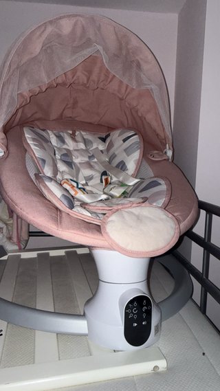 Dolce culla rosa con baldacchino
