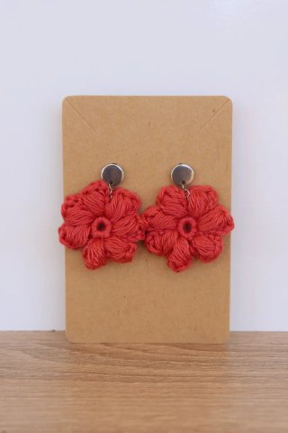 Pendientes flor crochet rojos