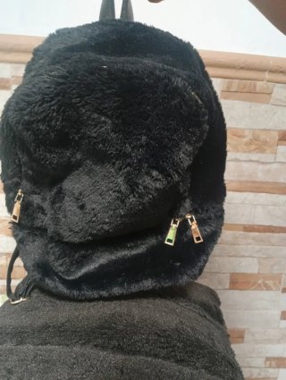 Bolso o Mochila Negro Peludo