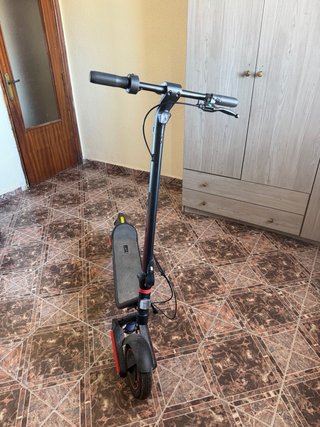 Patinete Eléctrico Negro y Rojo
