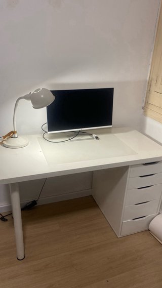 Mesa de escritorio blanca de madera