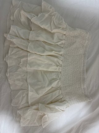 Falda corta Shein blanca volantes