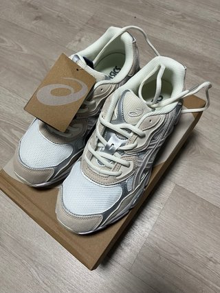 Zapatillas Asics Beige y Plata