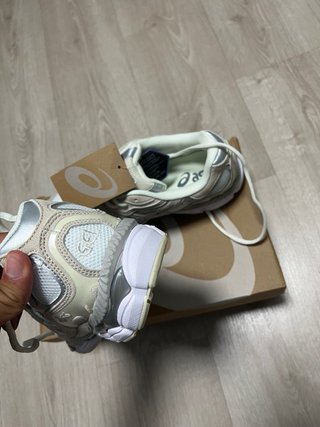 Zapatillas Asics Beige y Plata