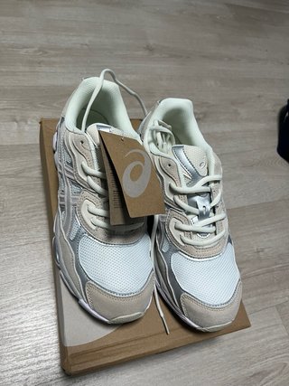 Zapatillas Asics Beige y Plata