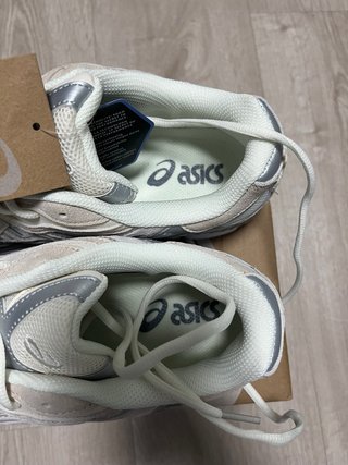 Zapatillas Asics Beige y Plata