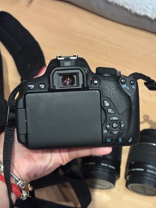 Cámara Canon EOS 700D con objetivos y accesorios