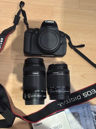 Cámara Canon EOS 700D con objetivos y accesorios