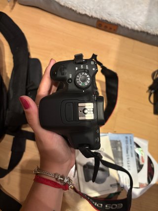 Cámara Canon EOS 700D con objetivos y accesorios