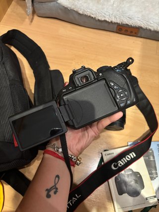 Cámara Canon EOS 700D con objetivos y accesorios