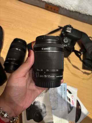 Cámara Canon EOS 700D con objetivos y accesorios