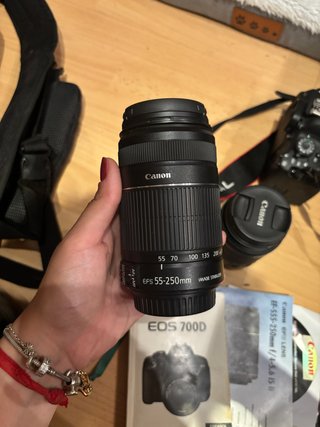 Cámara Canon EOS 700D con objetivos y accesorios