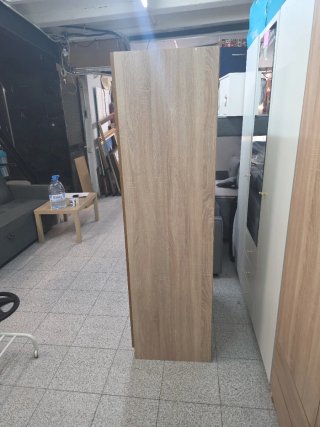Armario de madera nuevo