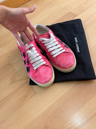Zapatillas rosas con estrellas negras