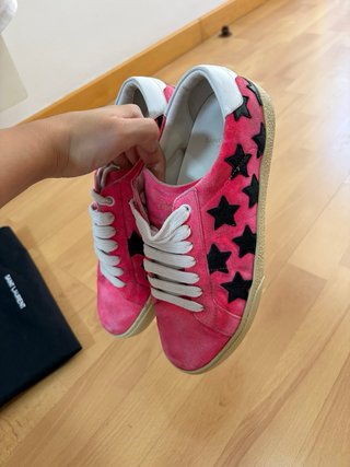 Zapatillas rosas con estrellas negras