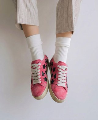Zapatillas rosas con estrellas negras