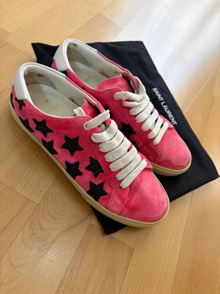 Zapatillas rosas con estrellas negras