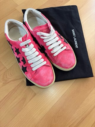 Zapatillas rosas con estrellas negras