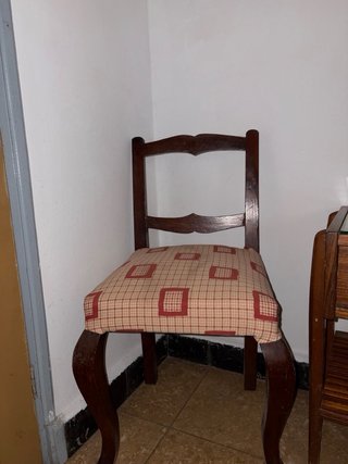 Silla de madera con asiento de tela