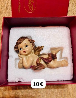 Figura de ángel de porcelana