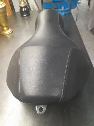Asiento de moto negro