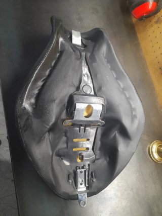 Asiento de moto negro