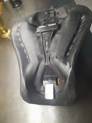 Asiento de moto negro