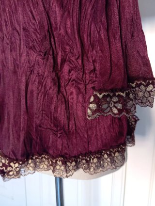 Bolero en color Cereza con Encaje Dorado