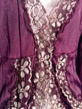 Bolero en color Cereza con Encaje Dorado