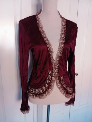 Bolero en color Cereza con Encaje Dorado