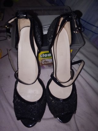 Zapatos de tacón negros y rosas
