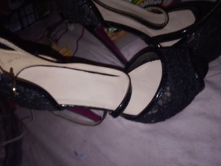 Zapatos de tacón negros y rosas