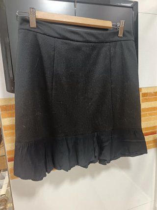 Falda corta negra con volantes