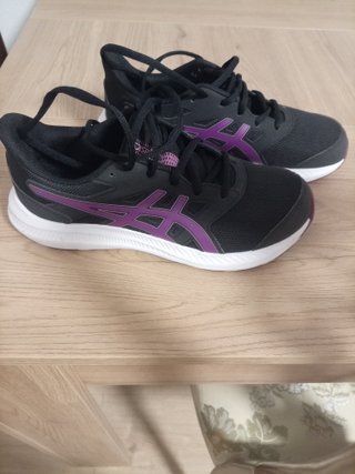 Zapatillas ASICS negras y moradas