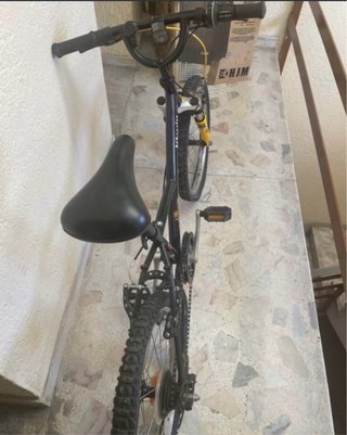 Bicicleta infantil negra y amarilla