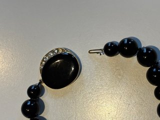 Collana con perle nere e chiusura dorata