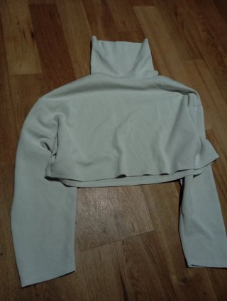 Camiseta beige cuello alto manga larga
