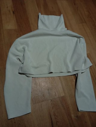 Camiseta beige cuello alto manga larga