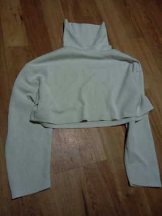 Camiseta beige cuello alto manga larga