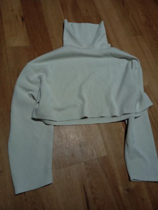 Camiseta beige cuello alto manga larga
