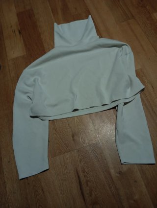 Camiseta beige cuello alto manga larga
