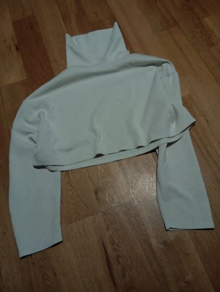 Camiseta beige cuello alto manga larga
