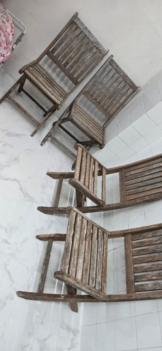 Sillas de madera plegables hay 4 ./ .5€ cada una