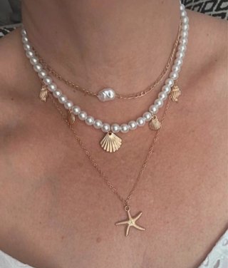 Tres collares veraniegos dorados y blancos