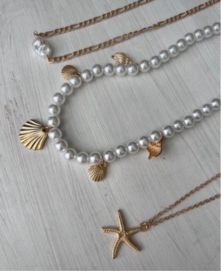 Tres collares veraniegos dorados y blancos